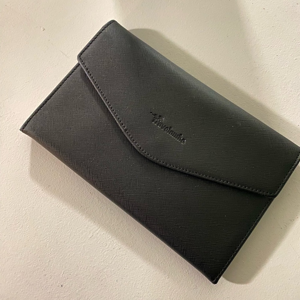 Trifold black wallet
